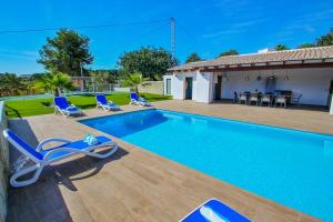 Bazén v ubytování Rosalia - holiday home with panoramic view and private pool in Teluda nebo v jeho okolí