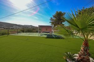 Rosalia - holiday home with panoramic view and private pool in Teluda外面的花园