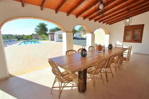 Rosalia - holiday home with panoramic view and private pool in Teluda内部或周边的泳池
