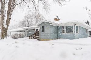 una casa azul está cubierta de nieve en NEW Remodeled Townhome in Central Fargo, en Fargo