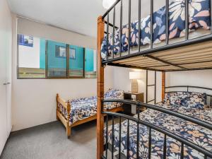 1 Schlafzimmer mit 2 Etagenbetten und einer Treppe in der Unterkunft Blue Horizon Unit 1 Bulcock Beach QLD in Caloundra