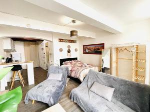 salon z łóżkiem i kanapą w obiekcie *Le Sahara*Hyper Centre*Wifi* w mieście Salon-de-Provence