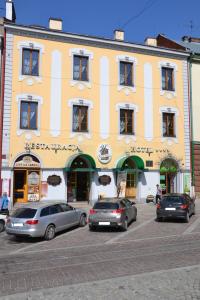 a group of cars parked in front of a building at Hotel Bristol in Tarnów