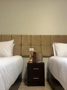 Postel nebo postele na pokoji v ubytování Crowne Pyramids View inn