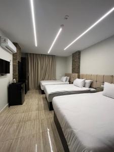 Postel nebo postele na pokoji v ubytování Crowne Pyramids View inn
