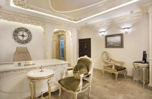 A seating area at Hotel Evsen