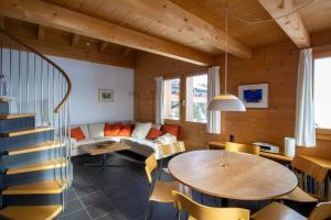 una sala de estar con un sofá y una mesa en Artus 6, en Bettmeralp