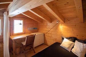 um quarto com uma secretária e uma cama num quarto em Artus 6 em Bettmeralp