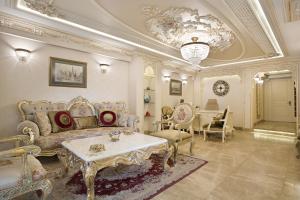 A seating area at Hotel Evsen