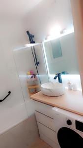 y baño con lavabo y espejo. en Appartement logement entiers en Rodez