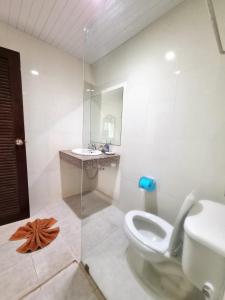 uma casa de banho com um WC e um lavatório em MM Hill Koh Samui Hotel - SHA Certified em Chaweng