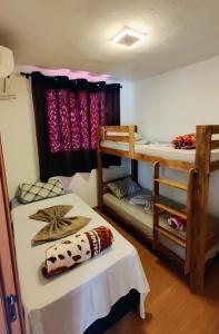 a room with two bunk beds and a window at Apto Executivo Ravena in Campo Grande