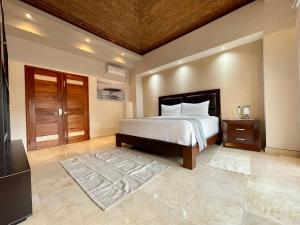 巴亞爾塔港的住宿－Guerrero 318，一间卧室设有一张床和木制天花板