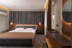 A bed or beds in a room at Assos Kartal Yuvasi Hotel