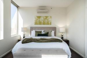 墨爾本的住宿－Urban Oasis on Collins，一间卧室设有一张大床和一个窗户。