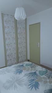 un dormitorio con una cama con un estampado de flores. en Evasion45, en Étauliers