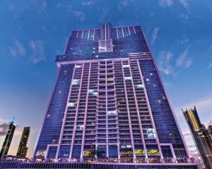 een hoog gebouw met veel ramen bij Megapolis Hotel Panama in Panama-Stad