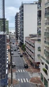 una vista aérea de una calle de la ciudad con edificios en Apartamento Praia Grande, en Praia Grande