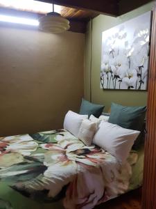 Joubertinaにあるpansyのベッドルーム1室(花の絵が飾られたベッド1台付)