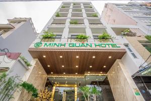 um edifício com uma placa que diz Minnier Quan Hotel em Minh Quan Hotel - Da Nang Center By HOS em Da Nang