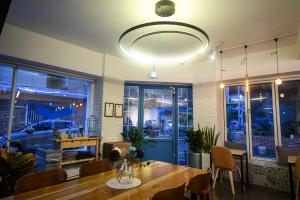 Bluehum Guest house tesisinde bir restoran veya yemek mekanı
