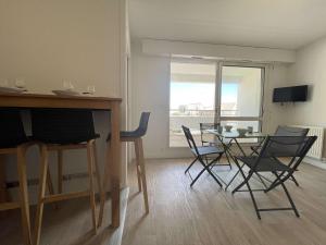 um quarto com uma mesa e cadeiras e uma janela em Appartement La Rochelle, 2 pièces, 4 personnes - FR-1-246-653 em La Rochelle