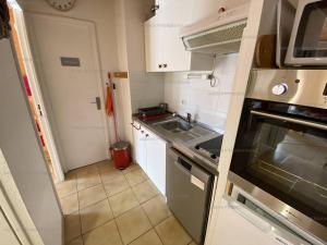 małą kuchnię ze zlewem i kuchenką w obiekcie Appartement Les Angles, 3 pièces, 4 personnes - FR-1-295-192 w mieście Les Angles