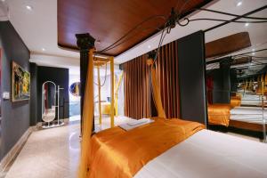 Säng eller sängar i ett rum på Khách Sạn Nhà Mình