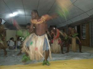 Un gruppo di persone che ballano in uno spettacolo di Yasawa Homestays a Nacula Island