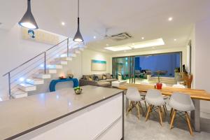 una cucina e un soggiorno con scala in una casa di Villa Casa Bella - Private-Pool, Luxury Villa near Bangrak Beach a Ko Samui