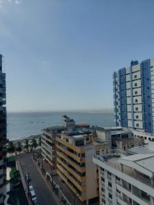 vistas al océano desde un edificio en Flat Number One - Ponta D'areia - Ferreira Hospedagens, en São Luís