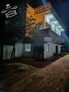 ein Gebäude mit Lichtern in der Nacht in der Unterkunft Mahadev Guest House And Resort in Dhamtari