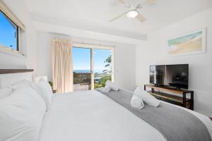 1 dormitorio blanco con 1 cama grande y TV en Sunset Views, en McCrae
