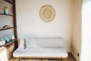 a white couch sitting in a living room at Villa Yumigahama in Minamiizu