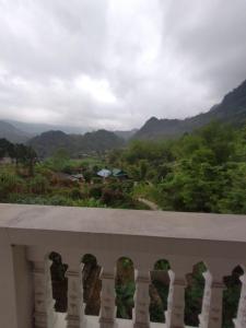 uitzicht op de bergen vanaf het balkon van een gebouw bij Thành Luân Hotel in Bak Kan