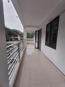 una vista desde el balcón de una casa en Thành Luân Hotel, en Bak Kan