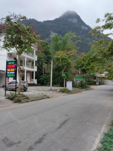 una calle vacía con una casa y una montaña en Thành Luân Hotel, en Bak Kan