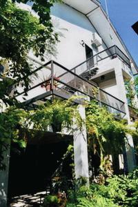 - un bâtiment avec un balcon avec des personnes assises dans l'établissement Dawnthaya Ayutthaya House, à Phra Nakhon Si Ayutthaya