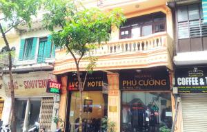 budynek z sklepami po stronie ulicy w obiekcie Lucky Central Hotel & Travel w mieście Hanoi