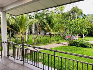 Kota Belud的住宿－Grace Guesthouse，享有公园景色的房屋阳台