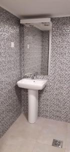 y baño con lavabo blanco y espejo. en Studio Happy Montenegro en Krasici