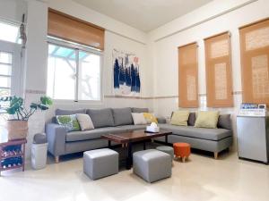 馬公市的住宿－澎湖星空民宿，客厅配有沙发和桌子