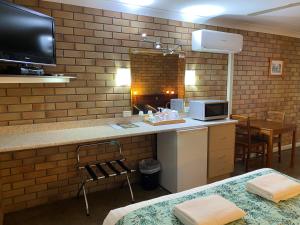 A kitchen or kitchenette at City View Motel