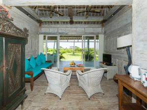 sala de estar con sillas y mesa en Sungai Tinggi Beach Villa by Elite Havens, en Canggu