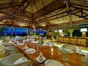 comedor grande con mesa larga y sillas en Sungai Tinggi Beach Villa by Elite Havens, en Canggu