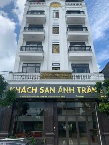 Un edificio bianco con un cartello che legge il treno di San Amir di Khách sạn Ánh Trăng a Lạng Sơn