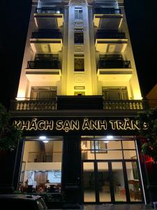 un edificio alto con un cartello per un ristorante di Khách sạn Ánh Trăng a Lạng Sơn