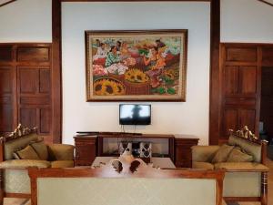 ボゴールにあるnDalem Julang Bogor - Javanese House 2Bedroomの壁画のあるリビングルーム
