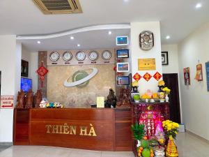 Thien Ha Hotel في Thu Dau Mot: مطبخ Haaaaaarmaarmaarmarkarama shop with a counter and clocks