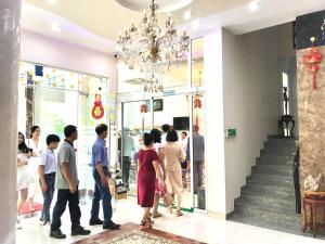 Thien Ha Hotel في Thu Dau Mot: مجموعة من الناس واقفين في متجر